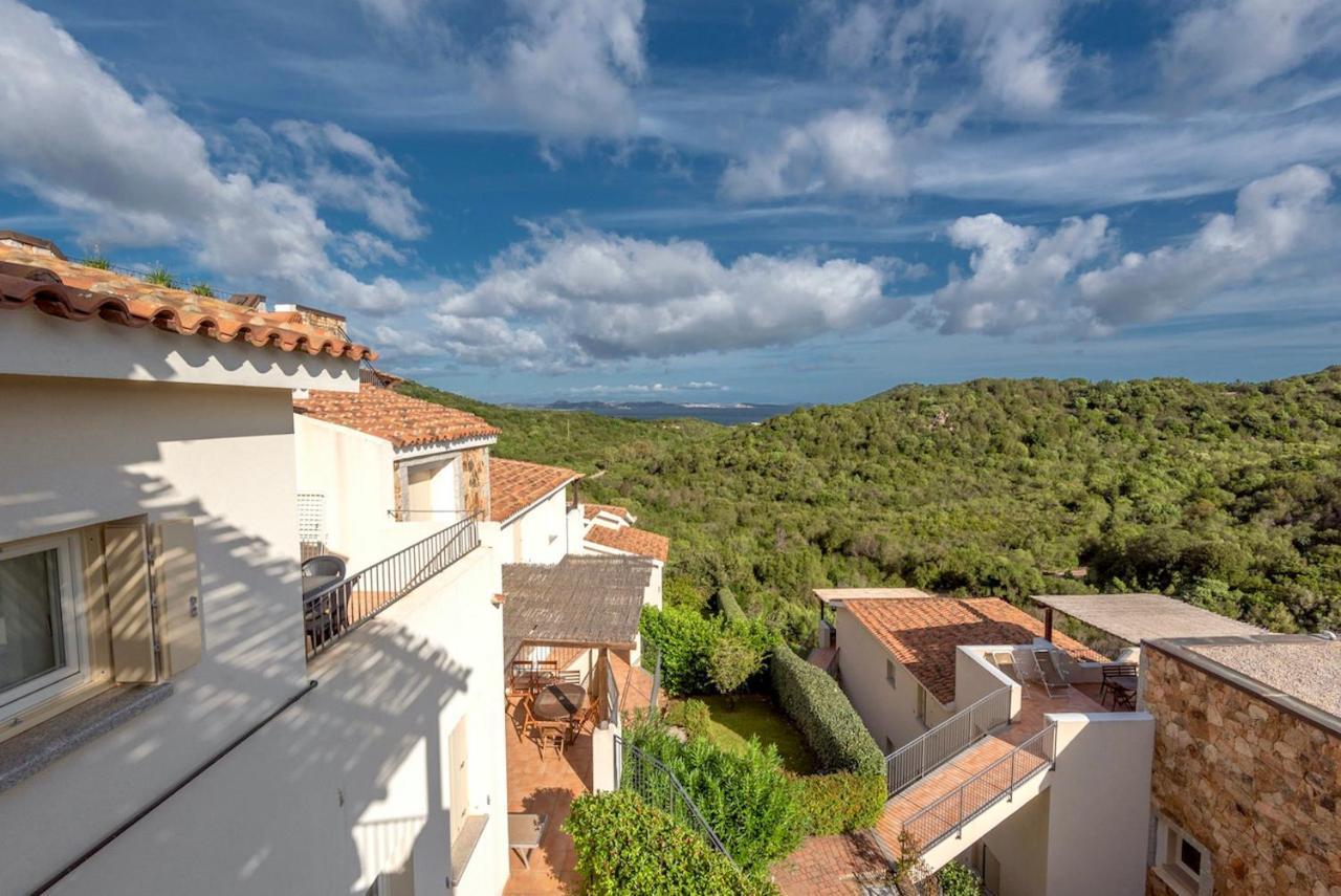 Residence Con Piscina A 4 Km Da Baja Sardinia Cala Bitta Exterior foto